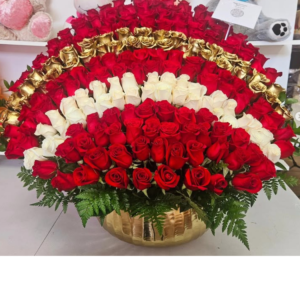 Big Bouquet In A Vase This Is A 200 Roses Bouquet.