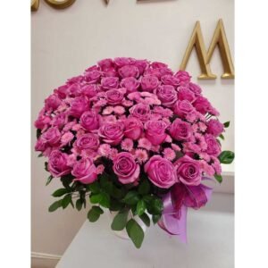 Big Roses And Marigold Bouquet In A Vase Ramo De Rosas